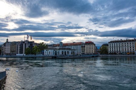 Téléchargez les photos : Genève, Suisse - 30 août 2023 : Fleuve Rhône et vue panoramique sur les façades des bâtiments à Genève en Suisse - en image libre de droit