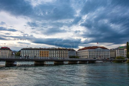 Foto de Ginebra, Suiza - 30 de agosto de 2023: Ródano y vista panorámica de las fachadas de los edificios en Ginebra, Suiza - Imagen libre de derechos