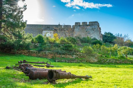 Foto de Vista panorámica desde el famoso Castillo de Pylos o Niokastro en la ciudad de Pylos, Navarino Área, Messinia, Grecia. - Imagen libre de derechos
