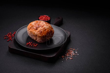 Téléchargez les photos : Délicieux rouleau de poulet ou de dinde cuit au four avec du sel et des épices sur un fond de béton texturé - en image libre de droit