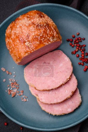 Téléchargez les photos : Délicieux rouleau de poulet ou de dinde cuit au four avec du sel et des épices sur un fond de béton texturé - en image libre de droit