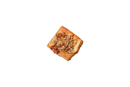Téléchargez les photos : Délicieuse tarte sucrée fraîche ou pizza avec poire, brie, miel et noix sur fond de béton foncé - en image libre de droit