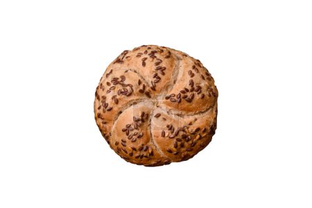 Téléchargez les photos : Délicieux pain croustillant fraîchement cuit ou rouleau de kaiser avec des graines de sésame sur fond de béton foncé - en image libre de droit