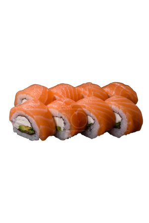 Pyszne sushi roll Philadelphia z łososia, krewetki, ogórek i ser śmietankowy na ciemnym tle betonu