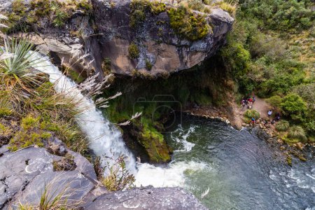 Foto de Cascada formada por agua cristalina que nace en el cotopaxi y corre a través de un canal en roca volcánica - Imagen libre de derechos