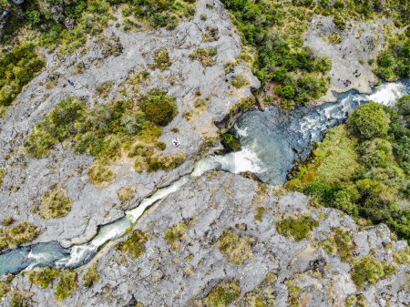 Foto de Cascada formada por agua cristalina que nace en el cotopaxi y corre a través de un canal en roca volcánica - Imagen libre de derechos