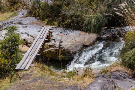 Foto de Río de aguas cristalinas que se origina en el Cotopaxi y corre a través de un canal en roca volcánica - Imagen libre de derechos