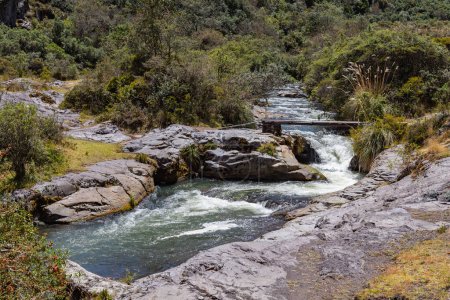 Río de aguas cristalinas que se origina en el Cotopaxi y corre a través de un canal en roca volcánica