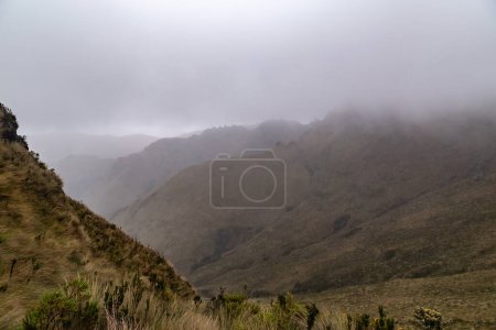 Foto de Ventana de Pesillo, un arco de piedra natural en la cordillera oriental ecuatoriana - Imagen libre de derechos