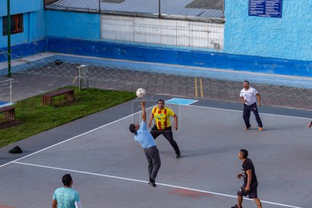 Foto de Quito, Ecuador, 3 de junio de 2023: Los residentes del barrio de Las Casas pasan su tiempo libre jugando ecuavoley, una forma de voleibol que se juega informalmente entre tres personas a cada lado en los parques de la ciudad. - Imagen libre de derechos
