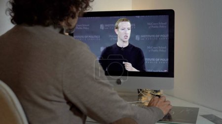 Foto de Europe, Milan 2022 - Watching Television News in a laptop computer - Mark Elliot Zuckerberg is an American business magnate, internet entrepreneur Facebook , and philanthropist - Imagen libre de derechos