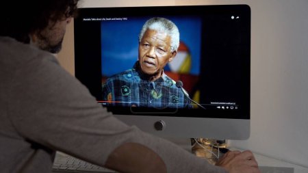 Téléchargez les photos : Europe, Milan 2022 - Regarder la télévision dans un ordinateur portable - Nelson Mandela militant anti-apartheid qui a été le premier président de l'Afrique du Sud de 1994 à 1999 - en image libre de droit