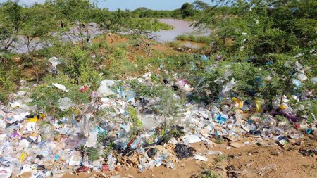 Foto de Colombia Uribia Gujiara 2022 Vertedero ilegal e ilegal al aire libre en la naturaleza con plástico y varios contaminantes en la naturaleza cerca de un charco de agua - Salvemos el planeta y el concepto de cambio climático - Imagen libre de derechos