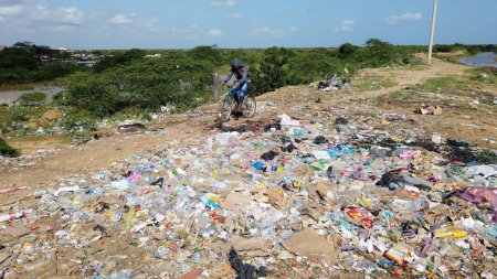 Téléchargez les photos : Colombie Uribia Gujiara 2022 Dépôt illégal et illégal de déchets en plein air dans la nature avec du plastique et divers polluants dans la nature près d'une flaque d'eau Sauver la planète et le concept de changement climatique - en image libre de droit