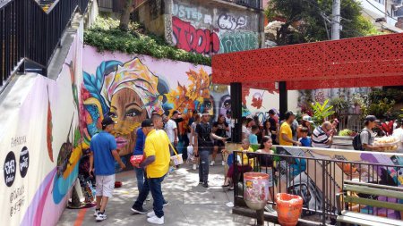 Téléchargez les photos : Medellin, Colombie 2022 Comuna 13 bidonvilles, autrefois l'un des quartiers les plus dangereux au monde, San Salvatore district - maisons pauvres pour les pauvres en Amérique du Sud escaliers mécaniques et les touristes - en image libre de droit