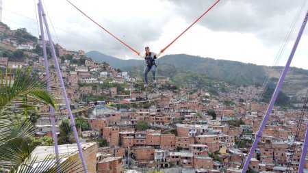 Téléchargez les photos : Medellin, Colombie 2022 Comuna 13 bidonvilles, jadis l'un des quartiers les plus dangereux au monde, San Salvatore district - maisons pauvres pour les pauvres en Amérique du Sud, saute dans l'air favela toile de fond - en image libre de droit