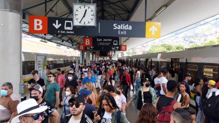 Foto de Medellín, Colombia 2022 - Metropolitan metro transporte público estación de San Javier - Imagen libre de derechos