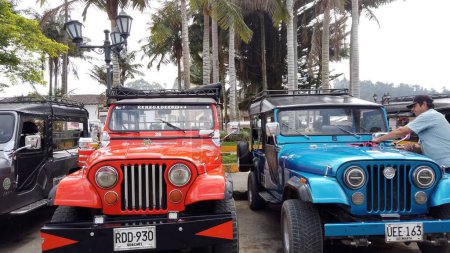 Foto de Colombia, América del Sur 2022 - Salento es un pequeño pueblo en la zona de cafetería atracción turística con casas de estilo colonial español - Willis Usa jeep americano 4x4 - Imagen libre de derechos