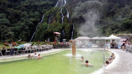 Téléchargez les photos : Colombie, Salento 2022 - Termales Santa Rosa de Cabal est un Spa thermes immergé dans la nature en plein air avec cascade et bains à remous pour le bien-être du corps - attraction touristique - en image libre de droit