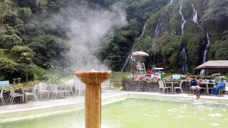 Téléchargez les photos : Colombie, Salento 2022 - Termales Santa Rosa de Cabal est un Spa thermes immergé dans la nature en plein air avec cascade et bains à remous pour le bien-être du corps - attraction touristique - en image libre de droit