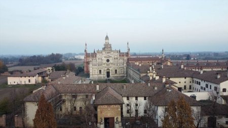 Foto de Europa, Italia, Pavía 2022 - Certosa di Pavia es un monasterio religioso de frailes cartujos cerca de Milán - fundada por la familia Visconti - vista aérea de drones - Imagen libre de derechos