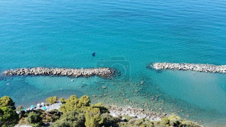 Téléchargez les photos : Ligurie, Cinque Terre, drone vue aérienne de Framura un village maritime avec mer bleue incroyable et plage - Vacances d'été en Italie du Nord - barrière rocheuse pour protéger la côte - augmenter le niveau de la mer - en image libre de droit