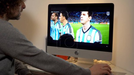 Téléchargez les photos : Europe, Milan 2022 - Regarder la télévision Nouvelles dans un ordinateur portable - Lionel Messi Entretien avec un footballeur argentin - Finale de la Coupe du monde de football au Qatar Argentine France - en image libre de droit