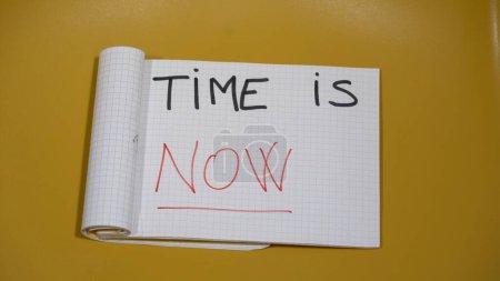 Téléchargez les photos : Time is now ( carpe diem ) - writing positive message and lifestyle - en image libre de droit