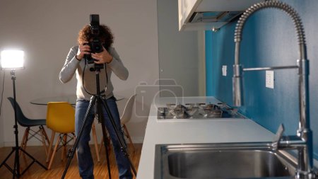 Foto de Photographer man taking pictures and video in apartment - real estate home photoshoot for selling house whit professional estate agency - home staging and enhance the property for advertising - Imagen libre de derechos