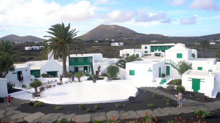 Téléchargez les photos : Europe, Espagne, Lanzarote, Îles Canaries 2023 La fondation Cesar Manrique est le jardin d'une maison studio de Manrique construit dans une ancienne coulée de lave à Tahiche Las Palmas - une attraction touristique - en image libre de droit