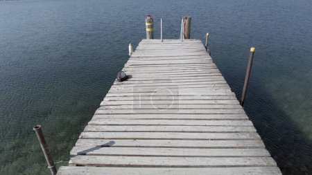 Téléchargez les photos : Jetée pour les bateaux d'amarrage et l'arrivée des touristes sur le lac après avoir pris le bateau sur le lac de Garde, île de San Biagio - en image libre de droit