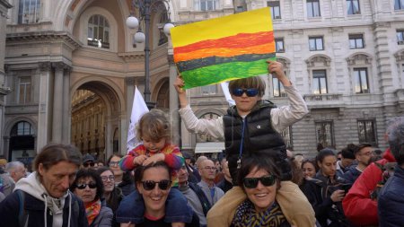 Foto de Europa, ITALIA, Milán 2023 protestan por las familias LGBT del arco iris en apoyo del reconocimiento de los niños a las parejas homosexuales - derechos de género e igualdad - las personas con la pluma en sus manos para firmar una nueva ley - Imagen libre de derechos