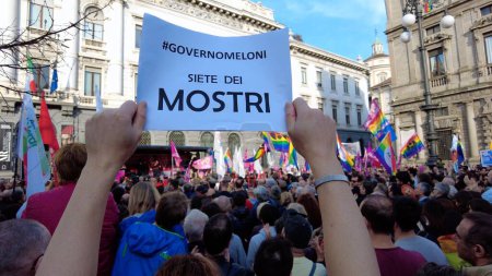 Téléchargez les photos : L'Europe, l'ITALIE et Milan 2023 manifestent contre le rassemblement des familles LGBT arc-en-ciel en faveur de la reconnaissance par les enfants des couples homosexuels - droits et égalité des sexes - les personnes ayant la plume dans les mains pour faire adopter une nouvelle loi - en image libre de droit