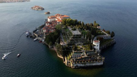 Foto de Italia - Drone vista aérea de Isola Madre, Isola Bella e Isola dei Pescatori, las tres Islas Borromeo en Stresa Lago Maggiore Arona - Increíble jardín y palacio - destino de atracción turística - Imagen libre de derechos