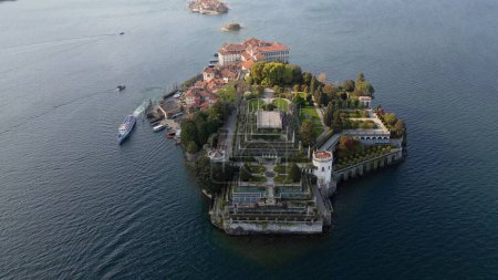 Foto de Italia - Drone vista aérea de Isola Madre, Isola Bella e Isola dei Pescatori, las tres Islas Borromeo en Stresa Lago Maggiore Arona - Increíble jardín y palacio - destino de atracción turística - Imagen libre de derechos