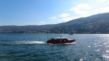 Foto de Italia 2023 - Isola Madre, Isola Bella e Isola dei Pescatori, las tres Islas Borromeo en Stresa Lago Maggiore Arona - destino de atracción turística, ferry para el transporte de turistas - Imagen libre de derechos