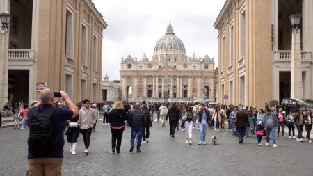 Foto de Europa, Italia, Roma 2023 - turistas y fieles cristianos católicos visitan la Plaza de San Pedro, la sede del Vaticano y la residencia del Papa Francisco - atracción turística y turismo - Imagen libre de derechos