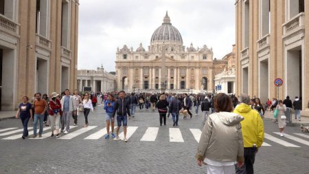 Foto de Europa, Italia, Roma 2023 - turistas y fieles católicos cristianos visitan la Plaza de San Pedro, sede del Vaticano y residencia del Papa Francisco - atracción turística y turismo - Imagen libre de derechos