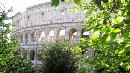 Foto de Europa, Italia, Roma 2023, el Coliseo es una de las siete maravillas del mundo Patrimonio de la Unesco - vista del monumento romano con el turista visitando la atracción turística - Imagen libre de derechos