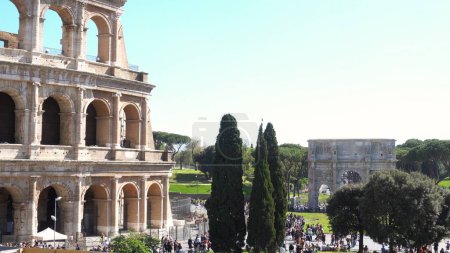 Foto de Europa, Italia, Roma 2023, el Coliseo es una de las siete maravillas del mundo Patrimonio de la Unesco - vista del monumento romano con el turista visitando la atracción turística - Imagen libre de derechos