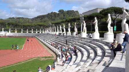 Foto de Europa, Italia, Roma 2023 - El Foro Italico (inaugurado en 1932 con el nombre de Foro Mussolini) es un vasto complejo deportivo - actividades deportivas en el centro de la ciudad - estatua de mármol - Imagen libre de derechos