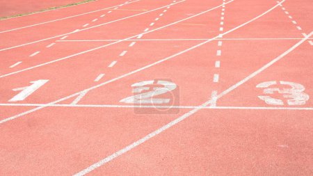 Téléchargez les photos : Départ de la piste de course rouge avec le nombre de départ de course entre athlètes en compétition sportive - en image libre de droit