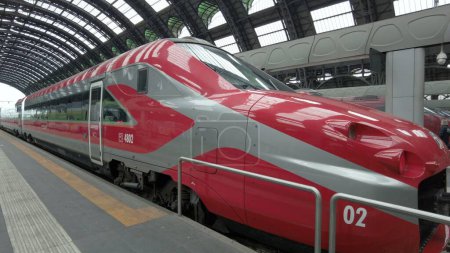 Foto de Europa, Italia, Milán 2023 viajan en tren desde la estación central de Milán con el tren de alta velocidad Frecciarossa 300 km - Imagen libre de derechos