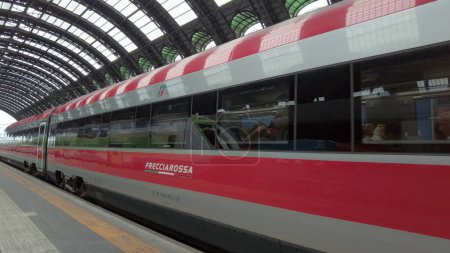 Téléchargez les photos : Europe, Italie, Milan 2023 Voyage en train de la gare centrale de Milan avec Frecciarossa train à grande vitesse 300 km Touriste et les personnes visitant l'attraction touristique du centre-ville - en image libre de droit
