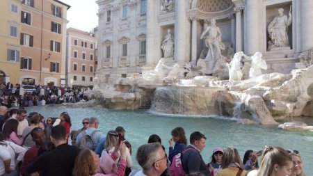 Téléchargez les photos : Italie 2023 - La fontaine de Trevi au centre-ville de Rome - C'est la plus grande fontaine baroque de Rome et l'une des fontaines les plus célèbres au monde - attraction touristique et tourisme - en image libre de droit
