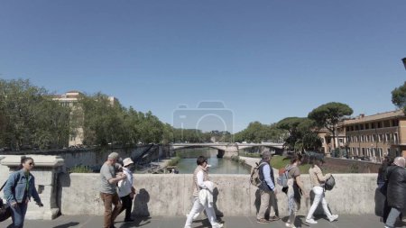 Foto de Italia, Roma 2023 - Isola Tiberina (Isla del Tíber) en el centro de la ciudad del río Tevere - atracción turística en la capital - Imagen libre de derechos