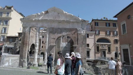 Foto de Europa, Italia, Roma 2023 - Marcello teatro (Teatro Marcello) ruinas romanas vacías de turista después de terminar el cierre debido Covid-19 Coronavirus - barrio judío - Imagen libre de derechos