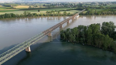 Foto de Pavía Lombardía - vista del dron del río Po 'y Ticino en pleno flujo máximo en el Ponte della Becca - inundación y aumento del nivel del río después de la sequía extrema en Italia, el cambio climático - Imagen libre de derechos