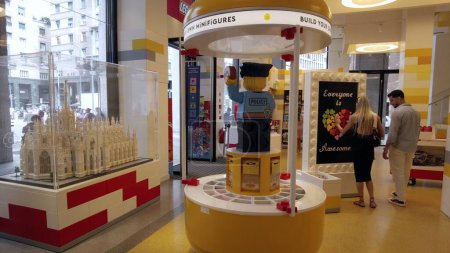 Téléchargez les photos : Europe, Italie, Milan 07-07-2023 - Lego briques - magasin de détail dans le centre-ville de San Babila - Modèle de jeu drôle pour les enfants - attraction touristique visite shopping dans le quartier de la mode - en image libre de droit