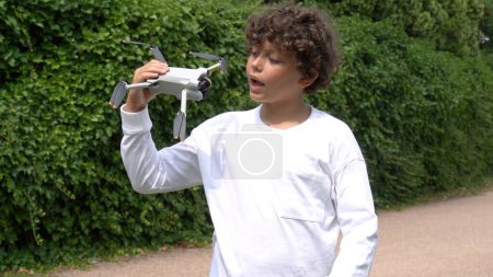 Foto de Niño niño 9 años de edad jugar y volar con drone - soñando con volar en la infancia - aprender a los niños a usar drone en seguridad con licencia - Imagen libre de derechos